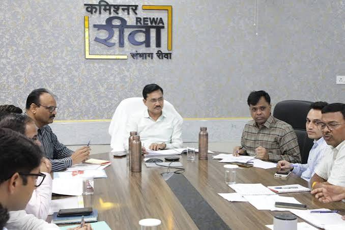 Rewa Singrauli News: रीवा-सिंगरौली रेलवे लाइन निर्माण में तेजी लाने के निर्देश, कमिश्नर ने दूर करने |News | Singrauli Mirror
