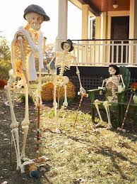 Halloween diy decorations www diy halloween decorations diy halloween garland 5 outdoor halloween decorations ideas. Outdoor Halloween Decorating With Skeletons Better Homes Gardens