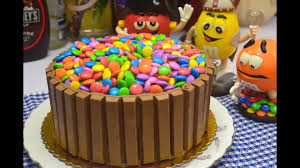 Jeweils die unterste lage mit etwas aprikosenmarmelade bestreichen und den deckel auflegen. Kitkat Kuchen Mit M Ms Rezept