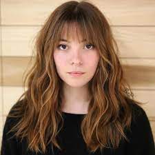 This shortens your face shape and makes your cheekbones pop. 40 Flattering Haircuts And Hairstyles For Oval Faces