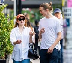 Stranger News on X: Sadie with her friend walking around NYC yesterday!  ❤️📸🤩 NEW t.coSJvorfLkOq  X