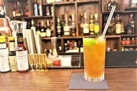 Verser tous les liquides dans un verre. Top 10 Cocktails Mit Braunem Rum Banneke