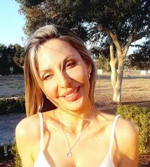 Looking for a carer: Hi, My name is Liisa, I am a carer/PA for a lady in  Lewes, she's called Sally & she lives less than 10 minute walk from the  train