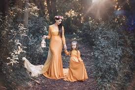 Non si tratta di vestirsi semplicemente uguali ma di scegliere dei capi che insieme creano armonia e si possono muovere. Ø¯ÙØ¹ ÙØ§ØªØ± Ø§Ù„Ù…Ù†Ø²Ù„ Ø§Ù„Ù…ØªÙ†Ù‚Ù„ Abiti Eleganti Mamma E Figlia Uguali Arkansawhogsauce Com