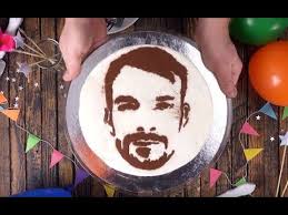 Ein marzipanaufleger mit handschriftlicher verzierung krönt viele unserer geburtstagskuchen. Mit Diesem Trick Machst Du Dein Passbild Auf Die Torte Youtube
