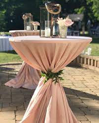 A simple vase of flowers or a moss topiary adds an instant pop of color and style, and it's easy to change with the seasons. Erroten Sie Rosa Cocktailtisch Fur Hochzeit Im Freien Cocktailtisch Erroten Freien H Cocktail Party Decor Pink Wedding Decorations Wedding Cocktail Tables