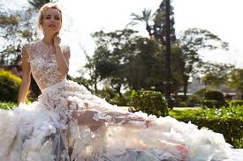 Cette robe fleurie est la plus mode du printemps. Robe De Mariee Fleurs En 3d Oksana Mukha Paris