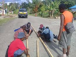 Masohi merupakan gotong royong yang dilakukan untuk kepentingan atau tujuan tertentu dalam masyarakat. Gotong Royong Bersama Masyarakat Menciptakan Keharmonisan Antar Sesama Warga Kampung Pund Distrik Waris