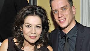 Elsner wolle deshalb auch schmerzensgeld von wedel und dem verlag lübbe einklagen. Hannelore Elsner 76 Sohn Dominik Es War Furchtbar Bunte De