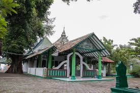 Makam keramat orang yg pertama babat alas di desa sumbersari megaluh jombang jawatimur.makam ini ada yg aneh yaitu. Ziarah Dan Wisata Religi Makam Syekh Maulana Syamsudin Pemalang Kampung Kalimas