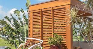 Simetria E Funcionalidade Pergolado Deck E Painel Ripado De Madeira Combinado Com Forro De Palha Painel De Madeira Ripas De Madeira Pergolado De Madeira