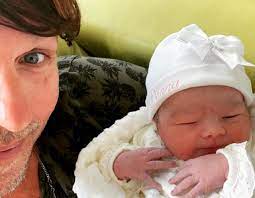 Jan dulles, pseudoniem van jan keuken (volendam, 15 januari 1975), is een nederlandse zanger die nationaal bekend biografie== dulles werd geboren met de naam jan keuken. Drie Maanden Oude Dochter Donna Van 3js Zanger Jan Dulles Plotseling Overleden