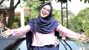 Tentu saja perubahan penampilan pada perempuan 25 tahun itu menjadi buah bibir. Perjalanan Karier Ria Ricis Hingga Menjadi Youtuber Besar Seruni Id