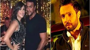 وقال النمنم محمود عبد العزيز فنان مصري عظيم أثرى الحياة الفنية المصرية بموهبته التي جعلت منه ساحرا بحق، بحسب ما نقلته وكالة رويترز. Ø§Ù„Ù‚ØµØ© Ø§Ù„ÙƒØ§Ù…Ù„Ø© Ù„Ù€ Ø¹Ù„Ø§Ù‚Ø© ÙŠØ§Ø³Ù…ÙŠÙ† Ø¹Ø¨Ø¯ Ø§Ù„Ø¹Ø²ÙŠØ² ÙˆØ£Ø­Ù…Ø¯ Ø§Ù„Ø¹ÙˆØ¶ÙŠ Ø´Ù‚ÙŠÙ‚Ù‡Ø§ ÙØ¬Ø± Ø§Ù„Ø£Ø²Ù…Ø©