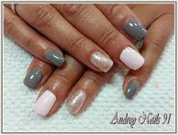 Le gel uv/led plastart, un gel avec une texture de pate a modeler, un gel qui vous permettra de réaliser facilement des dentelles sur vos ongles, des nail arts en relief, fleurs. Gel Uv De Couleur Rose Pale Gris Paillete Argent Les Ongles D Audrey 91