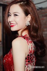 Hoàng Thùy Linh ăn diện gợi cảm, tự lái xế hộp đi diễn