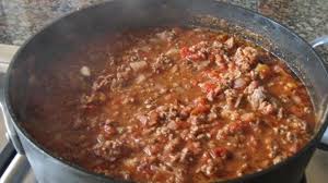 Lägg upp ris och chili con carne i stora djupa tallrikar eller ställ fram allt på bordet och låt folk förse sig själva. Chili Con Carne Opskrift Jamie Oliver Opskrift Opskrifter Med Oksekod Suppeopskrifter Mad Ideer