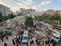 Ege denizi'nde gerçekleşen deprem sonrası, i̇zmir kent merkezinin üzerinde toz bulutu oluştu. Izmirdeki Deprem Ile Ilgili Son Dakika Astekno