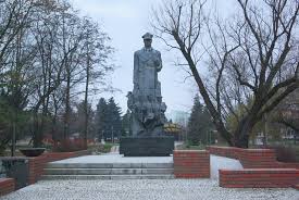 Podobnie jak jeden z pomników na osiedlu miłocin, który już prezentowałem. Plik Wladyslaw Sikorski Monument In Rzeszow 2 Jpg Wikipedia Wolna Encyklopedia