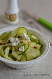 Les Courgettes Envahissent Les Etales Je Vous Propose De Les Faire En Salade Et Crues Vous Ne S Salade De Courgettes Crues Salade Courgette Courgette Crue