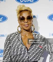 Singer NE-YO poses for a selfie with hosts Michel Wright and Cayman... News  Photo