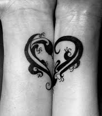 Foto Tatuajes De Parejas Medio Corazon Con Forma De Largato Y De Tribal Tatuajes A Juego Para Parejas Tatuajes De Parejas Disenos De Tatuaje Para Parejas