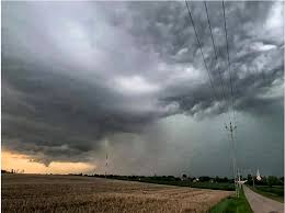 A szupercella széle eléri balatonkenese környékét. Szupercella A Balatonnal Ozonviz Jegeso Szelvihar Kiserheti Metkep