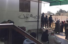 رفع الأنقاض والبحث عن ناجين بعمارة جسر السويس المنهارة. Efn3x169lzd8em