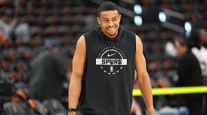 Spurs’ Keldon Johnson comes dangerously close to pantsing Naz Reid in Game 5