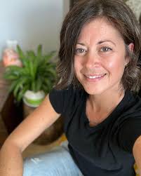 Laura Hubley's Instagram, Twitter & Facebook