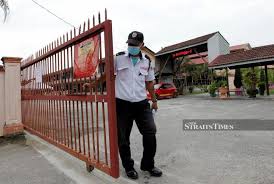 Satu perhimpunan raksaksa akan diadakan pada hari tersebut di istana besar johor. Full List Of 298 Petaling Schools Ordered To Close Tomorrow