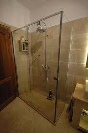 Il marmo naturale è utilizzato nei bagni moderni, in tutte le tonalità, come rivestimento a tutta parete, nella zona lavabo o nell'ambiente doccia. Bagni In Travertino Romano Contemporary Bathroom Other By Gobbini Marmi S R L Houzz