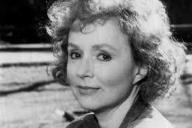 Laurie Piper's Instagram, Twitter & Facebook