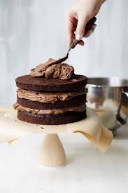 The Perfect Chocolate Fudge Layer Cake The Sugar Hit Frosting Action Shot Photo Fudge Taart Dessert Chocolade Chocolade Fudge
