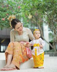 Di sela kesibukannya, shandy aulia meluangkan waktu untuk liburan ke bali. Anak Shandy Aulia Claire Herbowo Pakai Kebaya Nyata