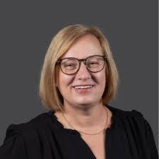 Kari Beaton's Instagram, Twitter & Facebook