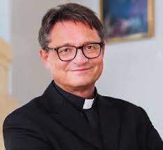 Pilger der Hoffnung «Ein Drittel ist für die Ärmsten» Katholische Kirche  Zug Windeln, Leichen- tuch und Schürze