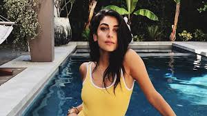 Anna nooshin geeft social media tips aan de modellen. Foto Van Onze Anna Nooshin Zonder Bh Aan Gaat Behoorlijk Viral Dagelijks Nederland