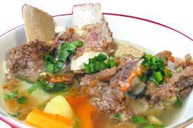 Kuah sop iga sapi yang bening gurih, nikmat disantap saat lapar melanda. Cara Buat Dan Resep Sop Iga Sapi Spesial Ala Resto Maminusantara