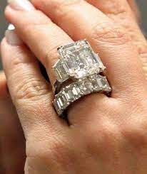 Diamond Rings Beyonce S Huge Wedding And Engagement Ring Youfashion Net Leading Fashion Lifestyle Magazine Unusual Wedding Rings Big Engagement Rings Huge Diamond Rings