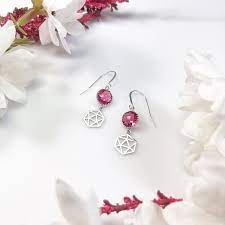 Silver Fuchsia Red D20 Earrings Silver Dice Earrings Red Etsy Silver Earrings Dragon Earrings Earrings