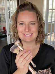 Highlighter brush recommendations for precise application