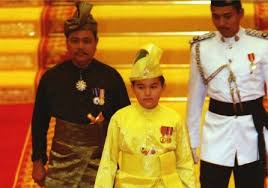 Tengku amir shah 2019'da kraliyet kıyafetleri içinde. Warisan Raja Permaisuri Melayu Pewaris Dytm Tengku Amir Shah