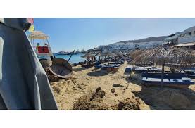 Ο πλατύς γιαλός είναι ένας παραθαλάσσιος οικισμός που διακρίνεται για τις τουριστικές υποδομές τους. Mykonos Eskase H Apoxeteysh Kai Xy8hkan Lymata Kokkinh Shmaia Sthn Paralia Platys Gialos Lifo