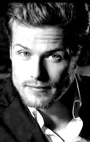 Caitríona Balfe a hypnotisé tout le monde hier soir aux Critics Choice  Awards avec sa tenue raffinée et élégante. Sa robe blanche satin, ornée de  détails métalliques et d'une ceinture audacieuse, a