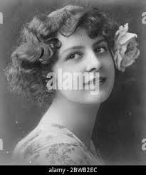 Porträt einer Frau aus den 1920er Jahren. Sie trägt eine wellige kurzen  Haarschnitt. Undatiertes Foto Stockfotografie