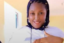 Karlmaður lést eftir sýruárás