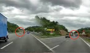 See also budak mengamuk ditahan polis tunggang motosikal tanpa topi keledar. Budak Dua Tahun Tercampak Di Lorong Kanan Lebuh Raya