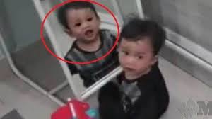 Viral terkini malaysia viral satu rakaman vedio dashcam mangsa di kejar di samun di raba(cabul. Video Viral Di Medsos Anak Kecil Depan Cermin Dianggap Ada Penampakan Hantu Begini Cerita Sang Ayah Tribun Jateng