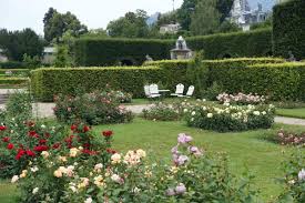 Rosengarten In Baden Baden Die Gonneranlage Mit Josephinenbrunnen Rosengarten Garten Baden